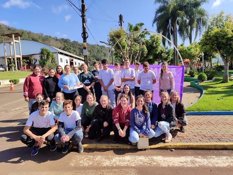 Alunos passaram por diversos pontos da cidade para falar sobre o Agosto Lilás (Foto: Ascom Sul Brasil)