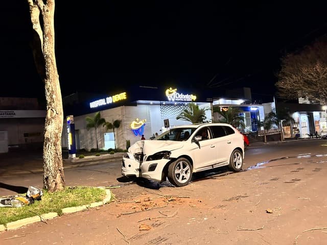 Um dos airbags estourou com a força do impacto (Foto: Renan Ribeiro)