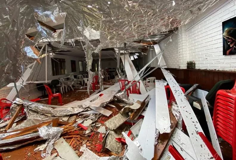 Local ficou destruído devido a queda da parede (Foto: Corpo de Bombeiros)
