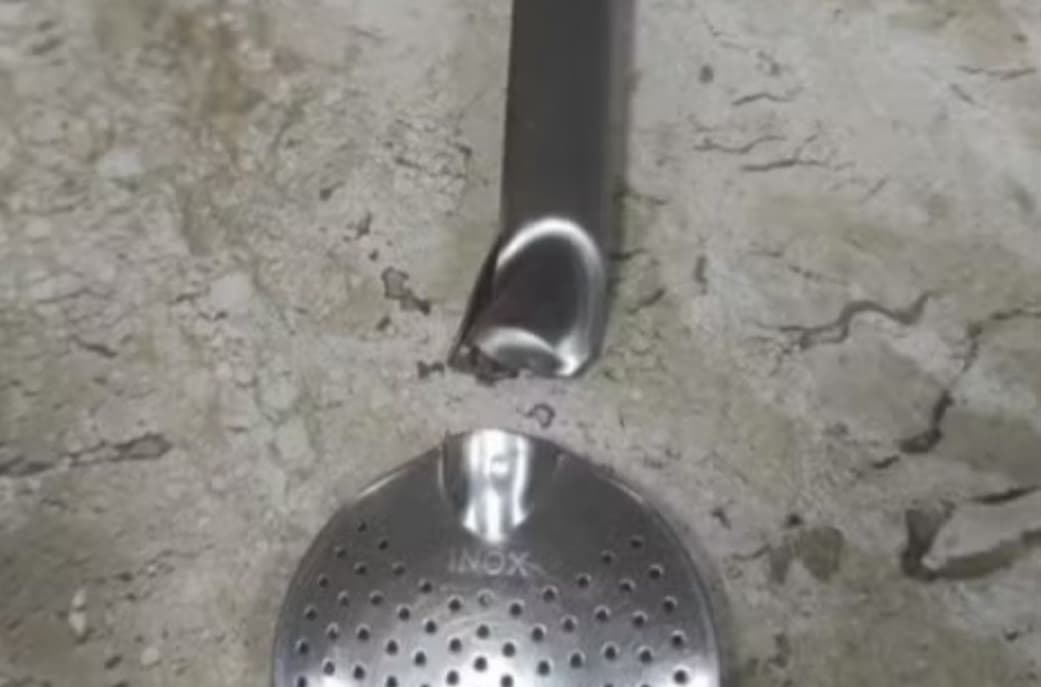 Bomba partiu em duas com disparo de arma (Foto: Divulgação)