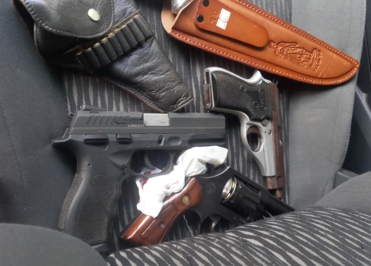 Armas apreendidas na operação pela Polícia Civil (Foto: Polícia Civil)
