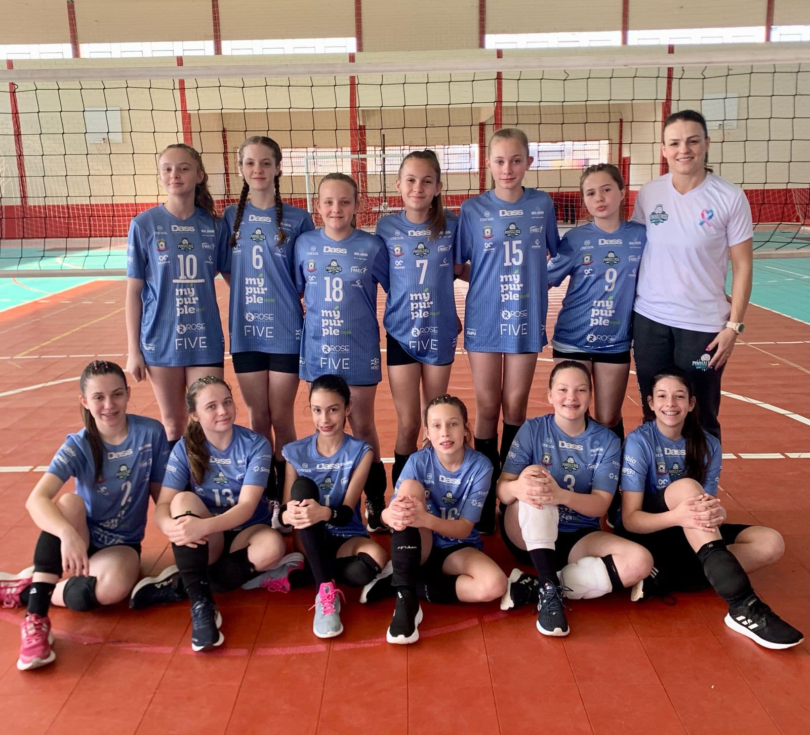 Professora Carol vem preparando as meninas para a primeira competição juntas (Foto: Divulgação)