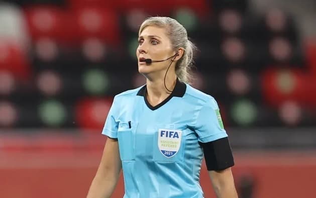 Neuza Back também representará a arbitragem brasileira no torneio (Foto: REUTERS / Ibraheem Al Omari)