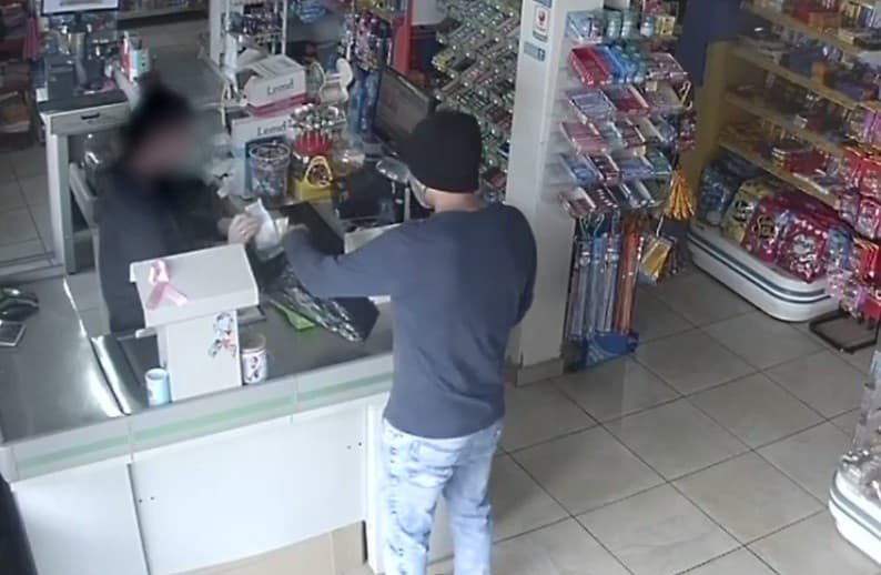 Vídeomonitoramento mostra ação de assaltante (Foto: Reprodução)