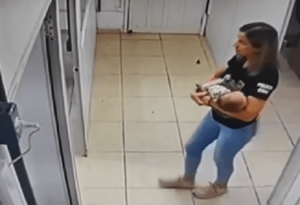Policial ampara recém-nascido para mãe prestar depoimento em SC (Foto: Polícia Civil)