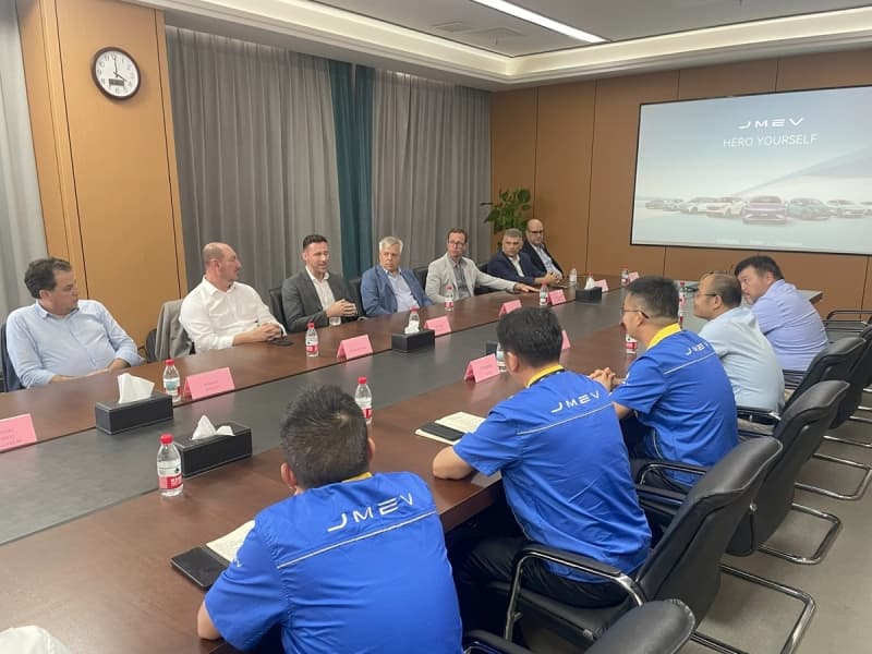 Parlamentares se reúnem com diretores da JMEV, na sede da fábrica, em Nanchag (Foto: Adriano Piekas/Divulgação)