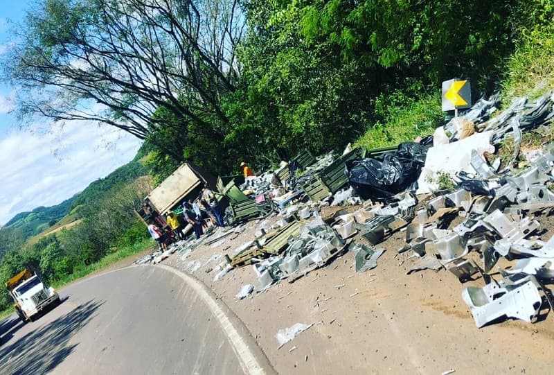 Carga espalhada em rodovia entre Irani e Concórdia (Foto: Corpo de Bombeiros Voluntários)
