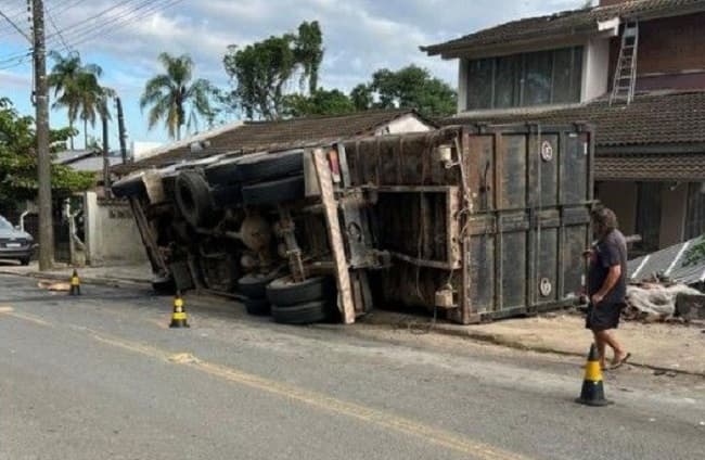 Caminhão ficou tombado próximo a casa (Foto: Divulgação / Polícia Militar)