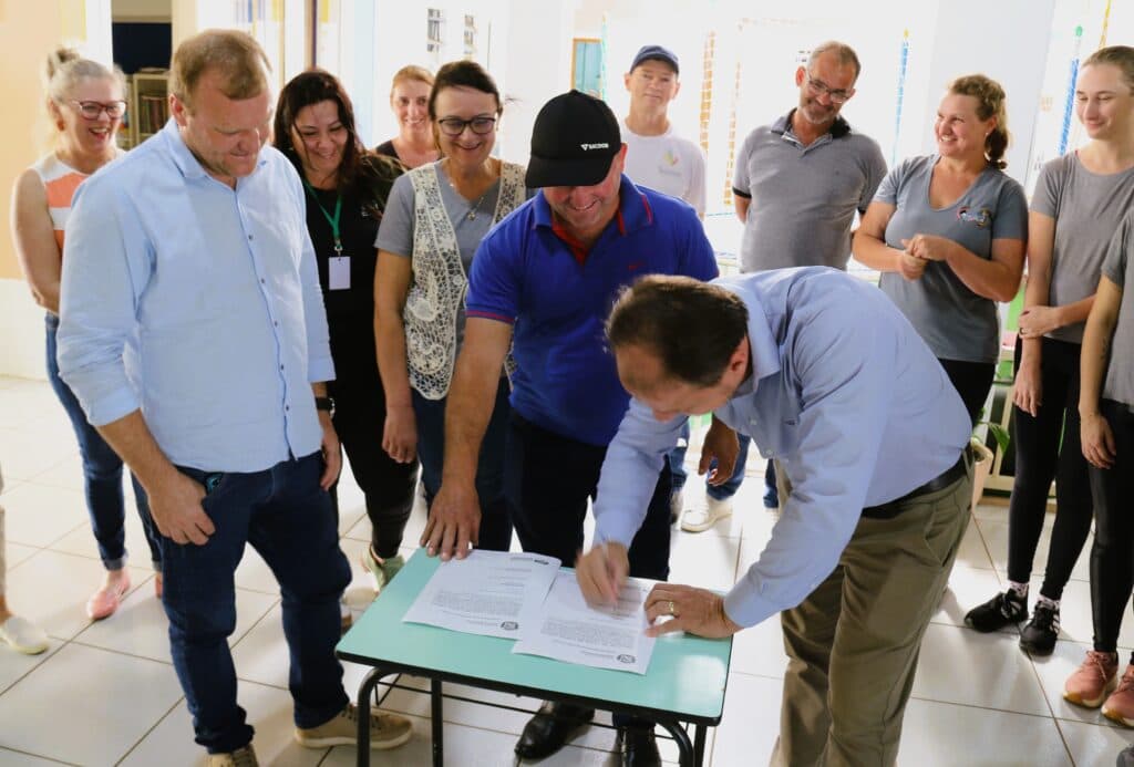Prefeito assina ordem de serviço para reforma de creche em Saudades (Foto: Ascom)
