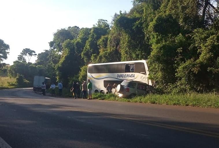 Gravíssimo acidente entre ônibus e veículos deixa uma pessoa morta