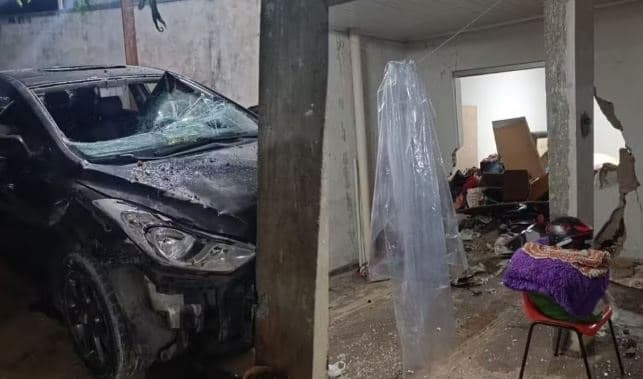 Homem invadiu a casa com o carro (Foto: Polícia Militar)