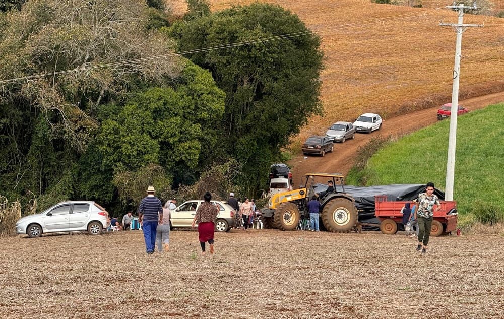 Grupo em comunidade gaúcha (Foto: Diego Camargo)