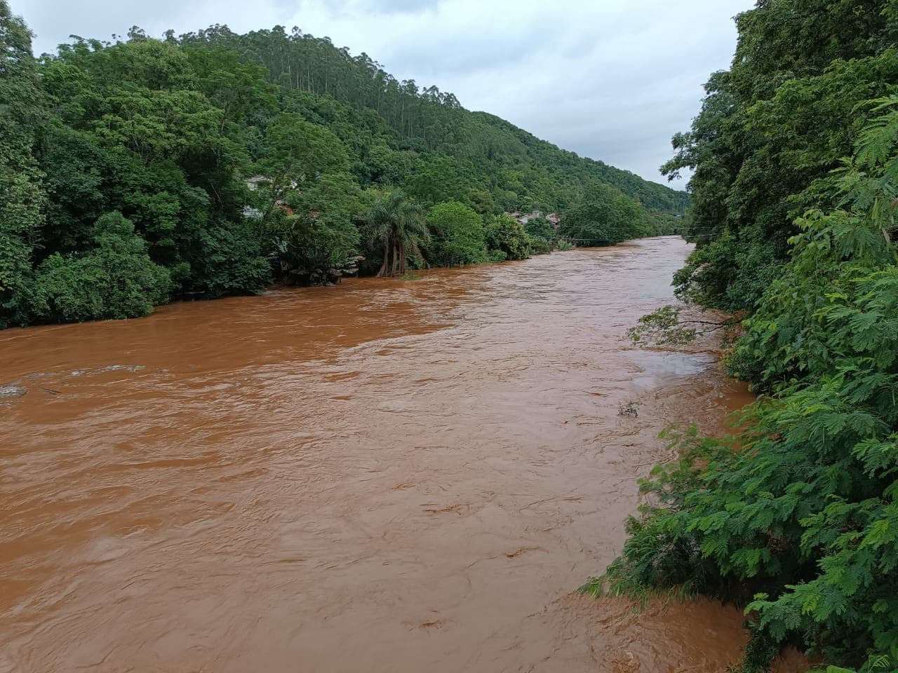Rio Saudades sai do leito e município está em alerta (Foto: Ascom)