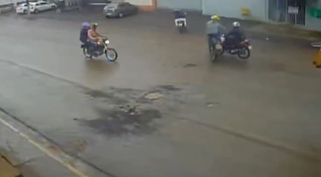 "Encontrão" foi registrado por câmera de segurança (Foto: Divulgação)