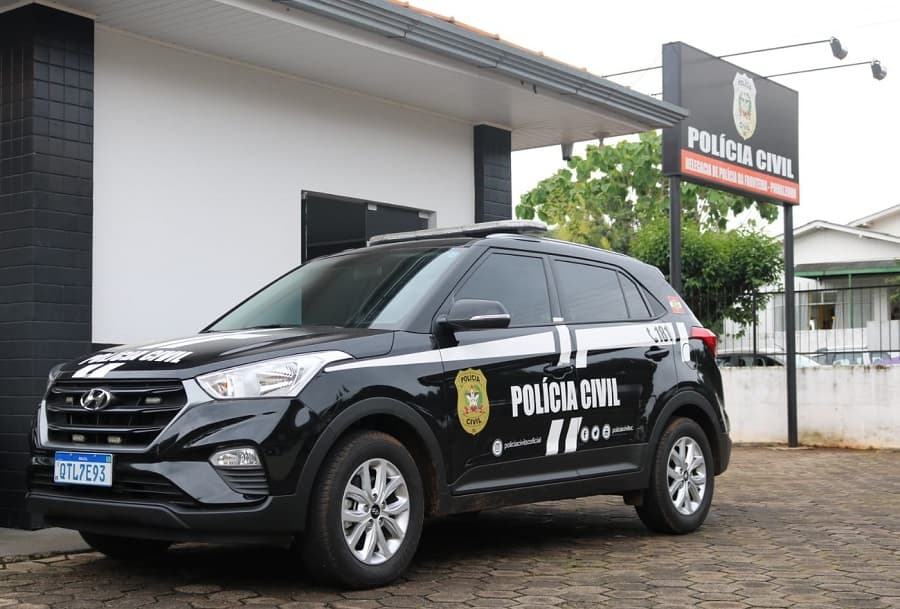Viatura da Polícia Civil próxima ao setor de investigação (Foto: Henrique Paulo Koch)
