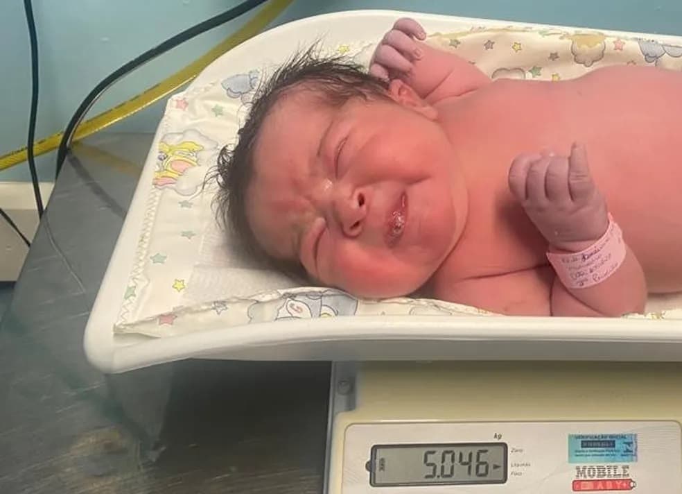 Bebê Maria Vitória na balança, pensando 5,046 kg (Foto: Hospital Maicé / Divulgação)