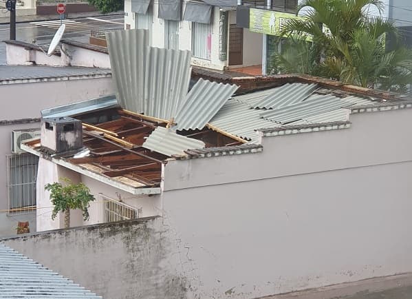 Parte de telhado de casa é arrancado pelo vento (Foto: Gilmar Bortese)