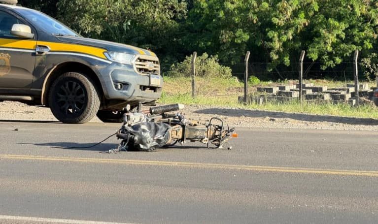 Moto ficou destruída no meio da pista (Foto: Cristian Losch)
