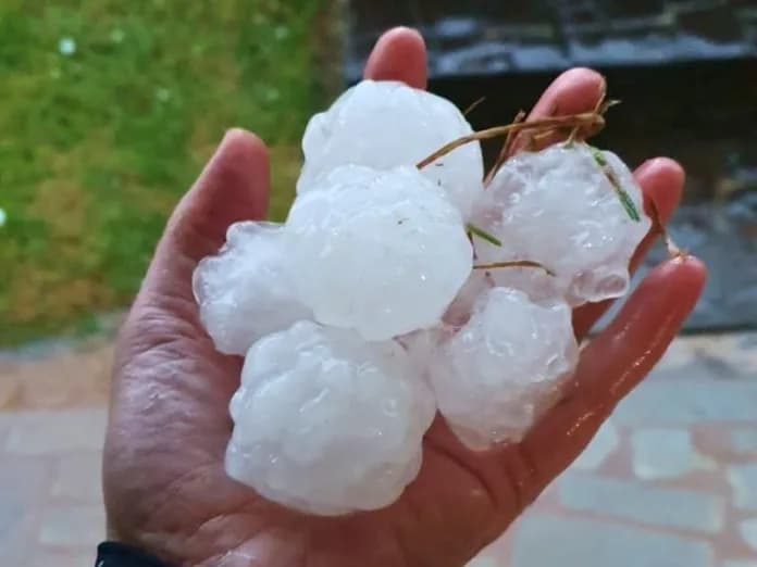 Pedras de gelo assustou moradores (Foto: Redes Sociais)