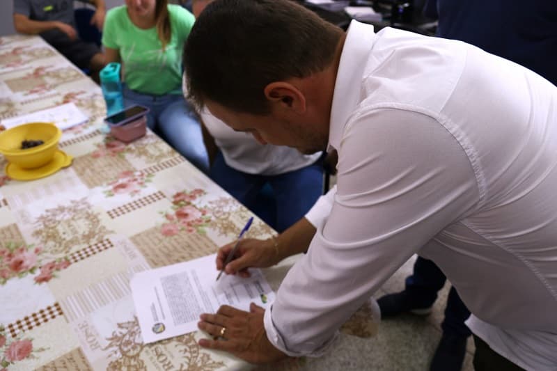Prefeito Maciel assina ordem de serviço para ampliação de escola do município (Foto: Ascon Saudades )