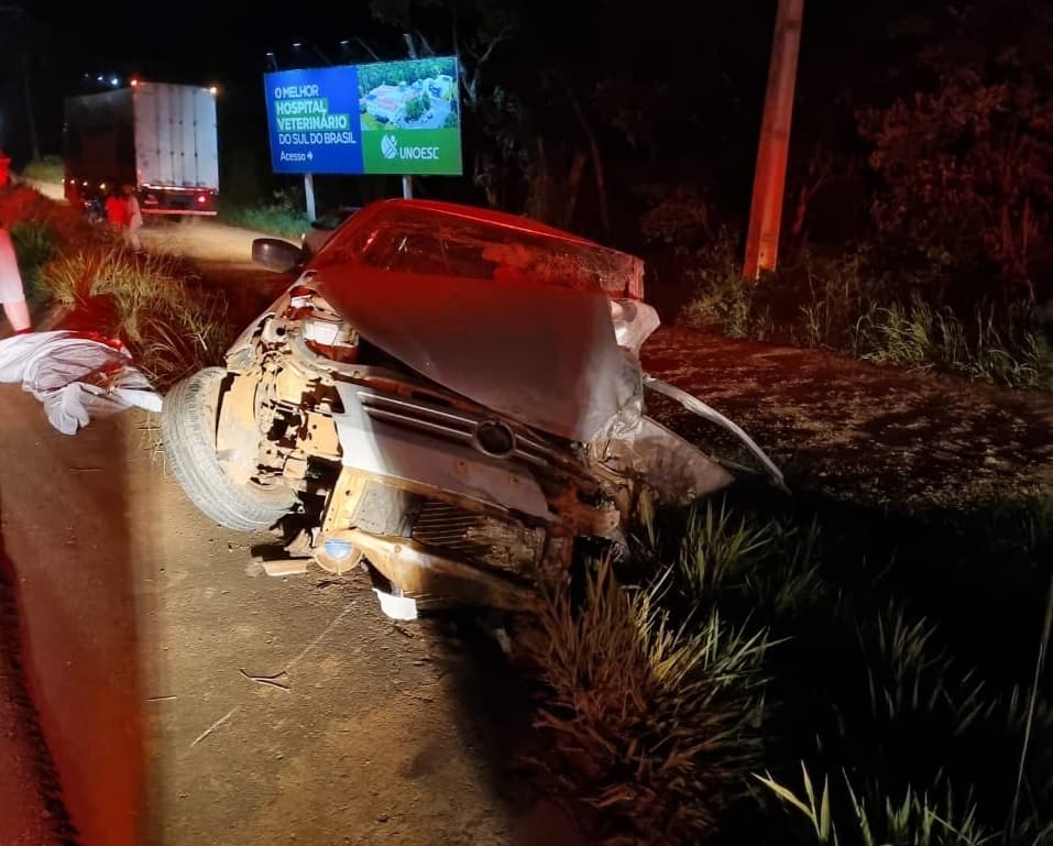 Carro conduzido pela vítima teve danos de grande monta (Foto: Divulgação CBM)