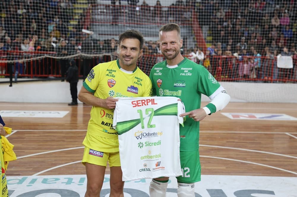Na última sexta-feira (12), Falcão recebeu uma camisa do Maizena (Foto: Pinhalense Futsal)