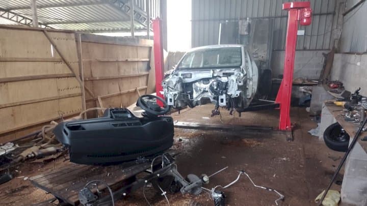 Carro estava em galpão na cidade de São Miguel do Oeste (Foto: Polícia Militar)