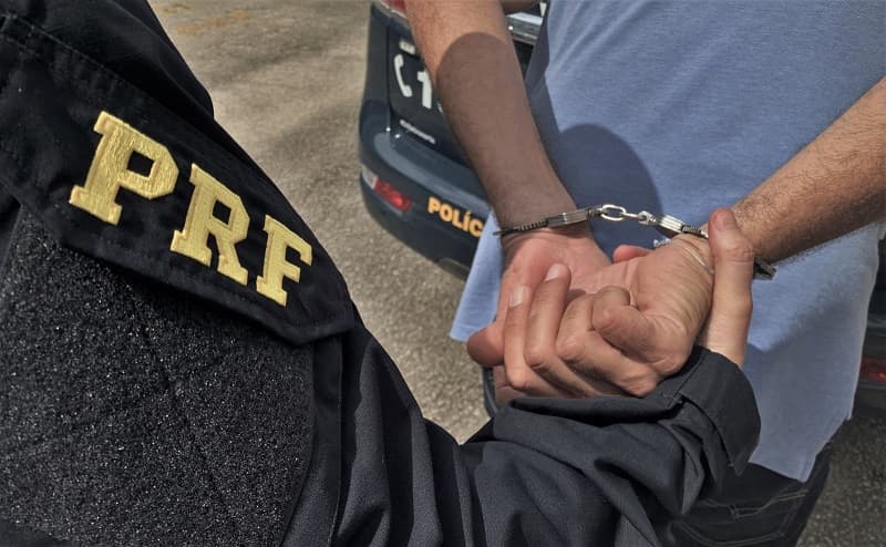 PRF prende homem que era procurado pela Justiça da Paraíba (Foto: PRF)