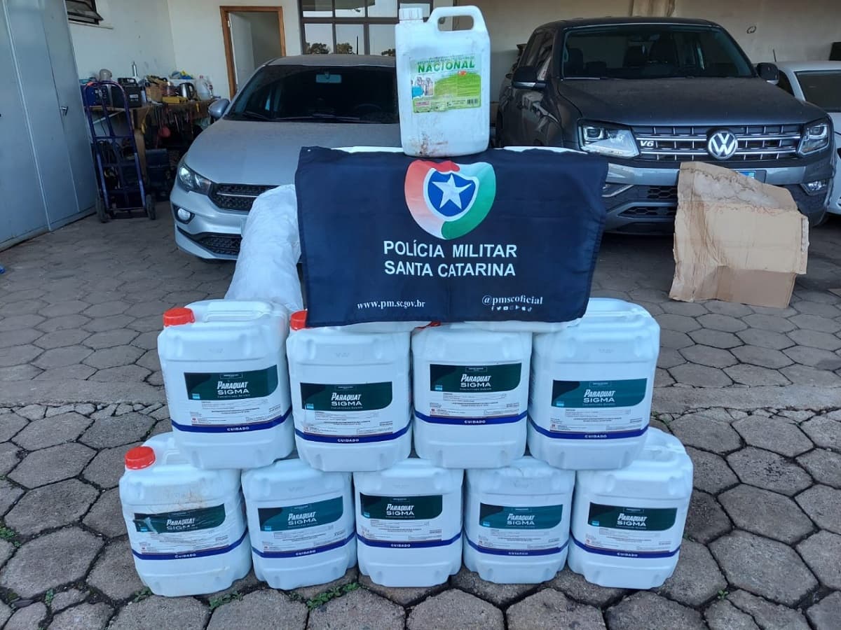 Litros de agrotóxicos são apreendidos em Campo Erê (Foto: Polícia Federal)