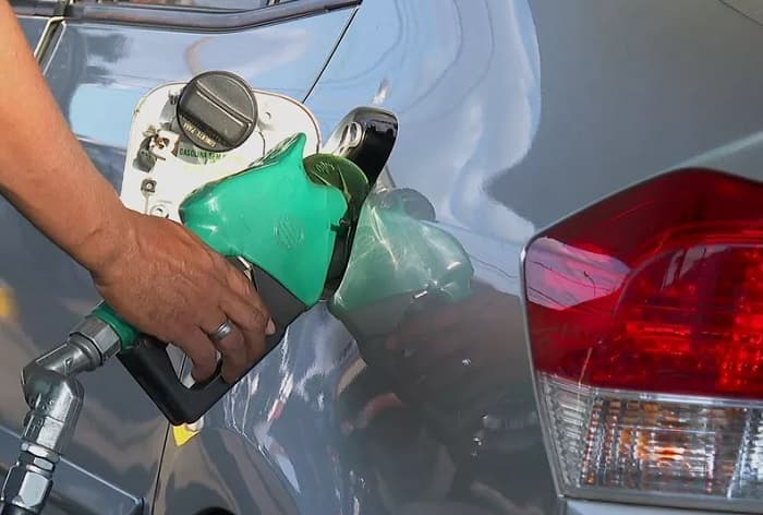 Carro sendo abastecido com gasolina (Foto: Marcelo Moraes)