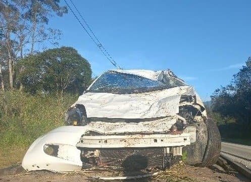 Carro ficou destruído após acidente (Foto: Polícia Militar Rodoviária )