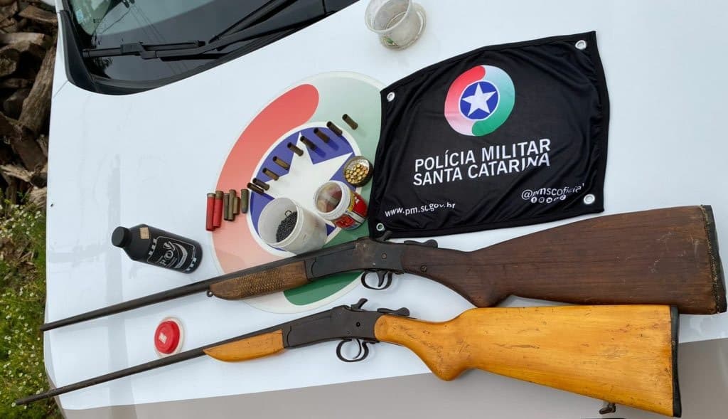 Armas e apetrechos apreendidos (Foto: Polícia Militar)