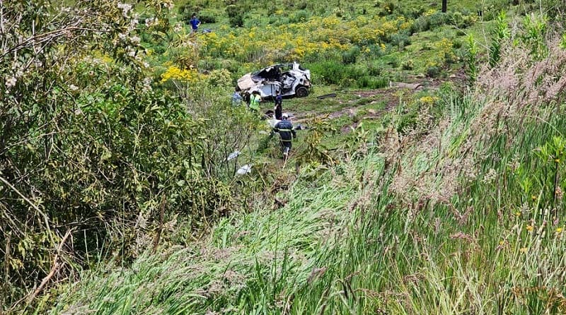 Carro ficou destruído no acidente (Foto: Polícia Militar Rodoviária)