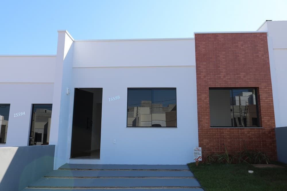 Casas chamam a atenção por ter sido construídas rapidamente (Foto: Henrique Paulo Koch)