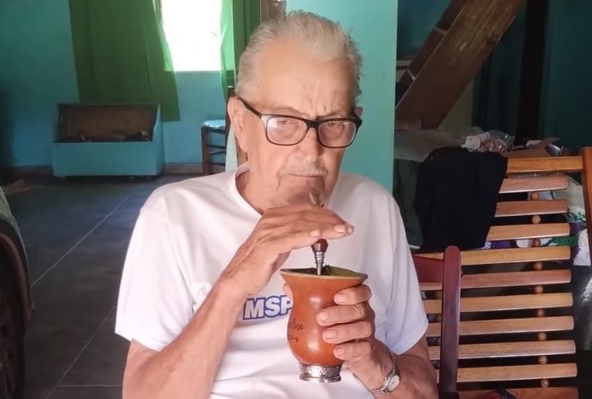 Ele tentou se aproximar do bovino para tentar laçá-lo e foi atingido (Foto: Redes Sociais)