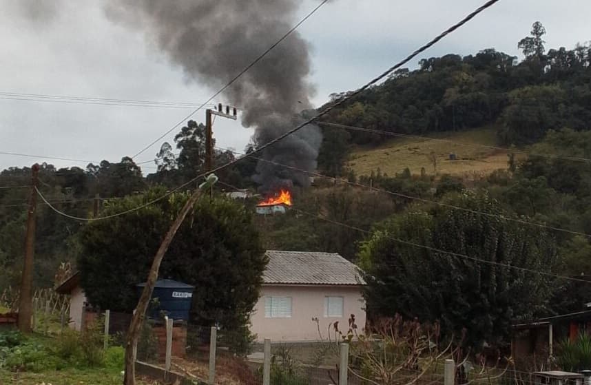 Residência em chamas no Oeste catarinense (Foto: Divulgação)
