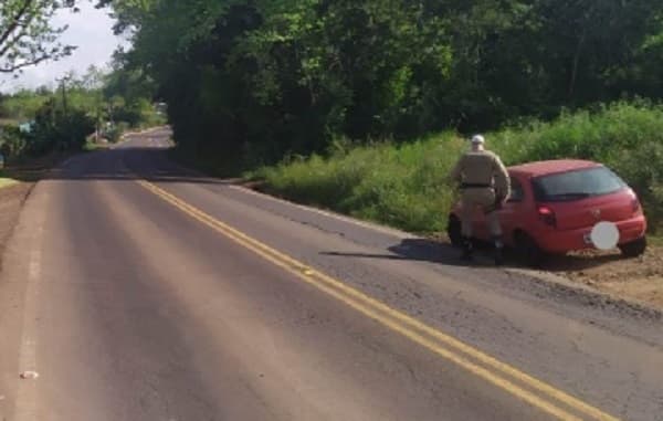 Veículo sofreu um acidente e envolvido fugiu (Foto: Polícia Militar)