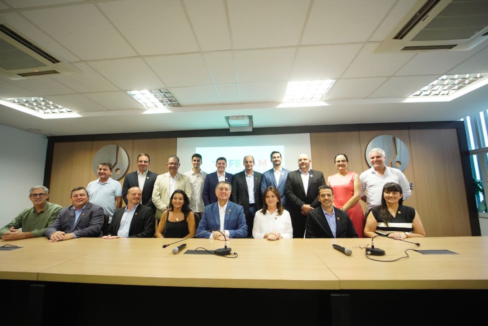 Prefeitos estiveram reunidos para a eleição da nova diretoria (Foto: Diorgenes Pandini)