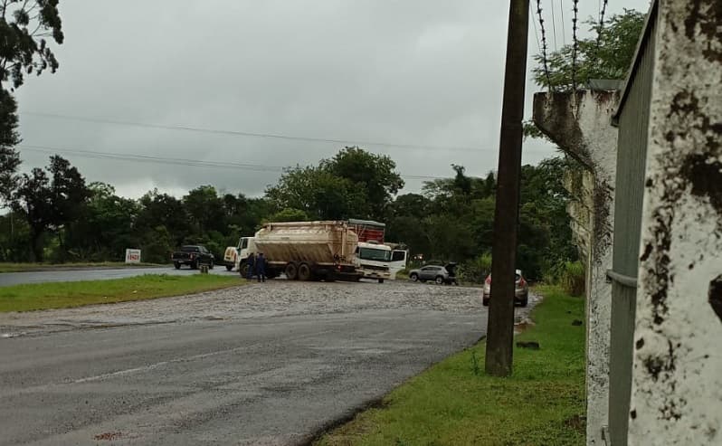 Acidente entre carro e caminhão na BR-282, na Linha Suspiro em Nova Erechim (Foto: Divulgação )