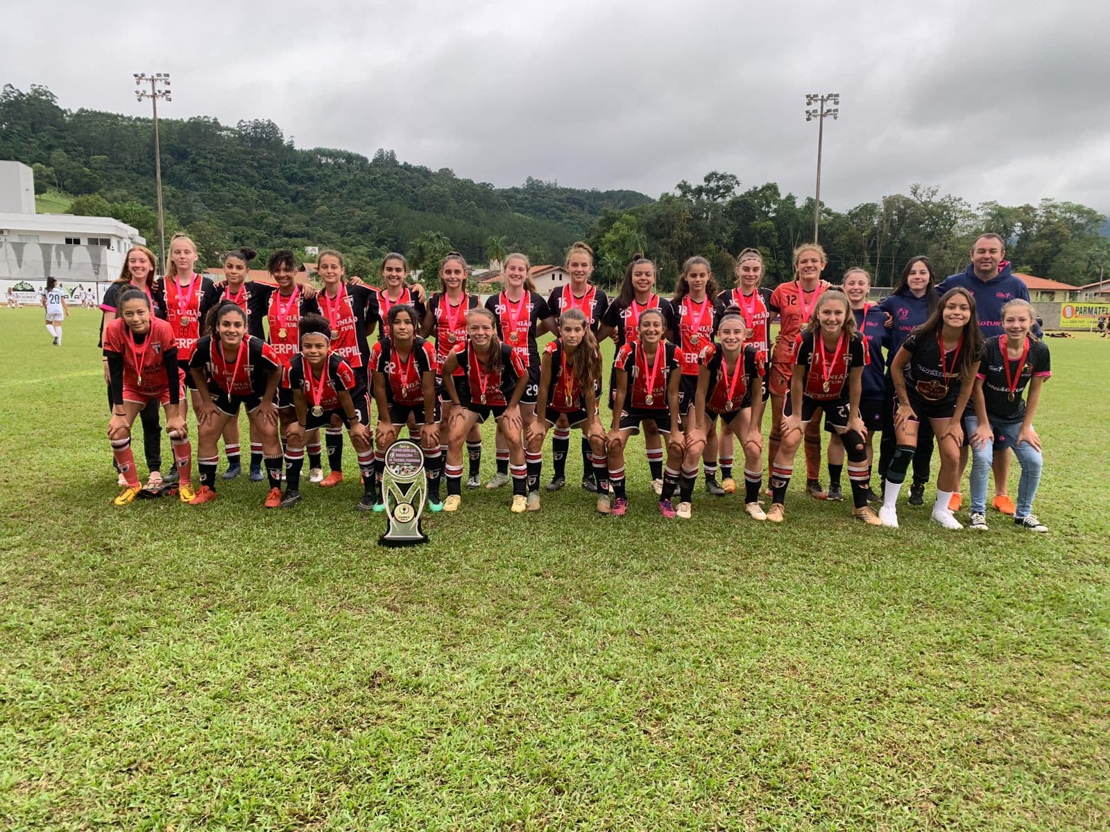 Apeff/Fmec voltou para casa com o troféu de campeão (Foto: Divulgação)