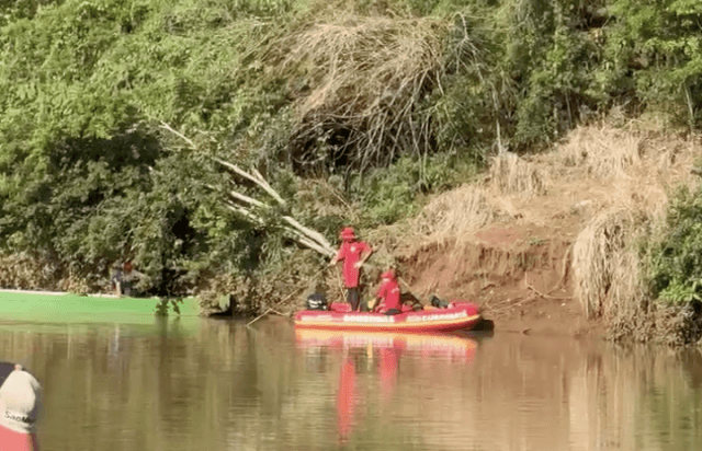 Buscas são feitas por equipe de bombeiros (Foto: Cristian Losch)