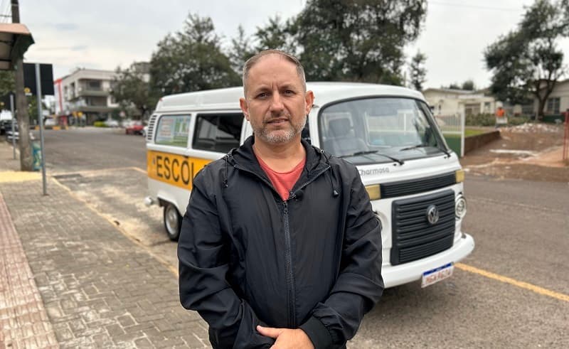 Kombi e seu proprietário (Foto: Renan Ribeiro)
