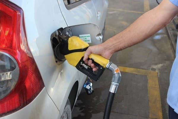 O preço por litro passará de R$ 3,53 para R$ 3,28, redução de R$ 0,25 (Foto: Rafaela Custódio/Arquivo Engeplus)