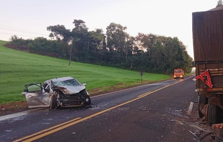 Veículo ficou destruído devido a força do impacto (Foto: Divulgação)