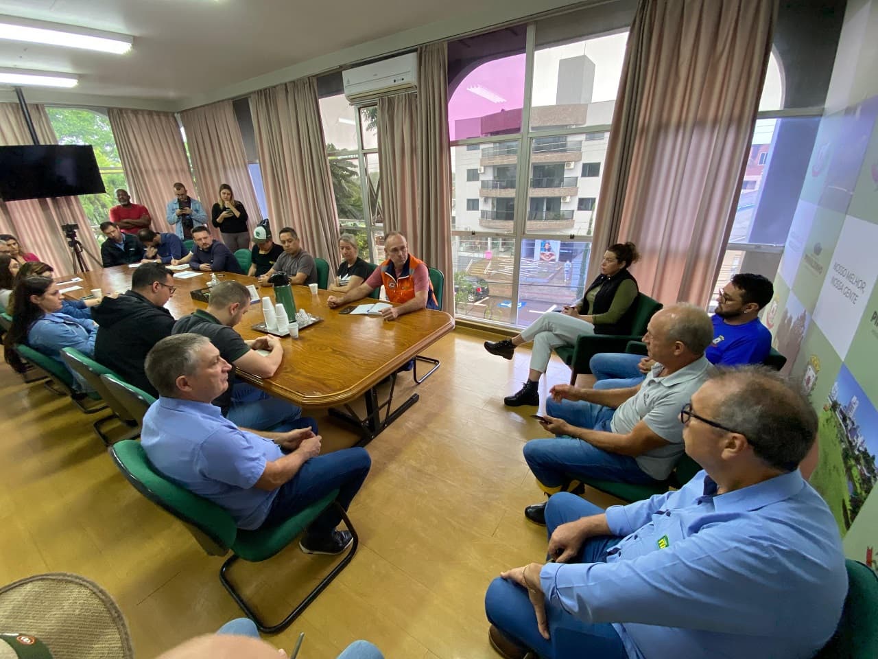 Encontro aconteceu na sala de reuniões da prefeitura (Foto: Felipe Eduardo Zamboni)