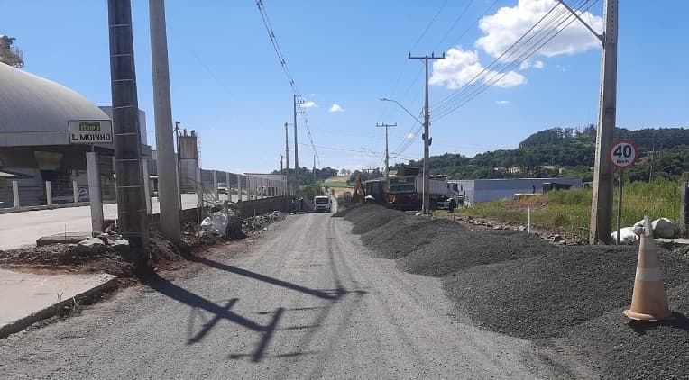 Prefeitura de Pinhalzinho interdita Rua Gilmar Hoelfe para finalizar asfaltamento da estrada (Foto: Gilmar Bortese )