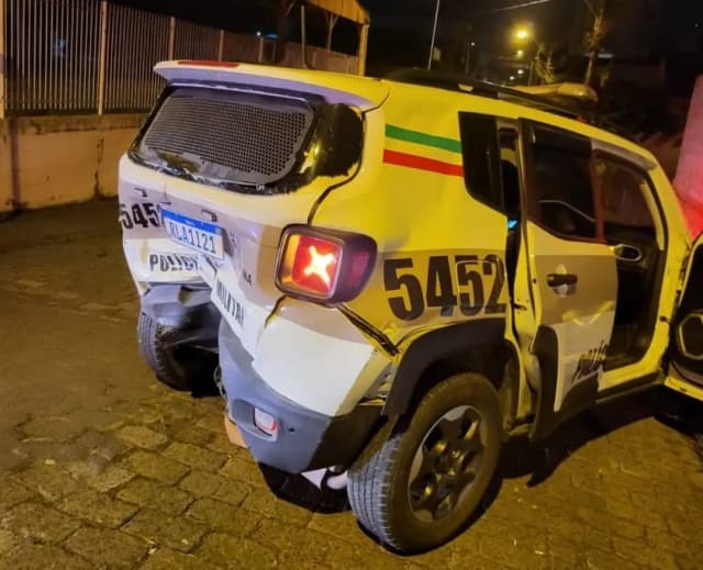Carro policial teve danos (Foto: Divulgação)