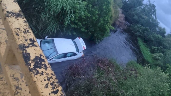 Veículo estava dentro de rio (Foto: Polícia Militar)
