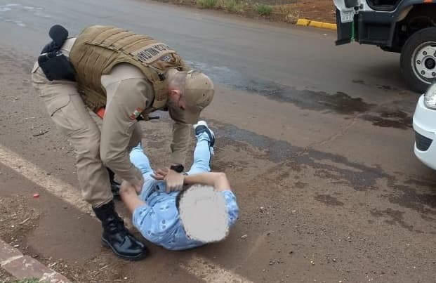 Um dos suspeitos foi encontrado em sua residência (Foto: Polícia Militar)