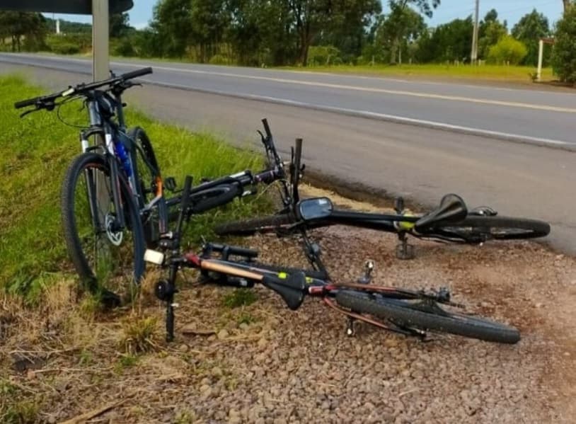 Ciclistas trafegam pelo acostamento (Foto: Corpo de Bombeiros)